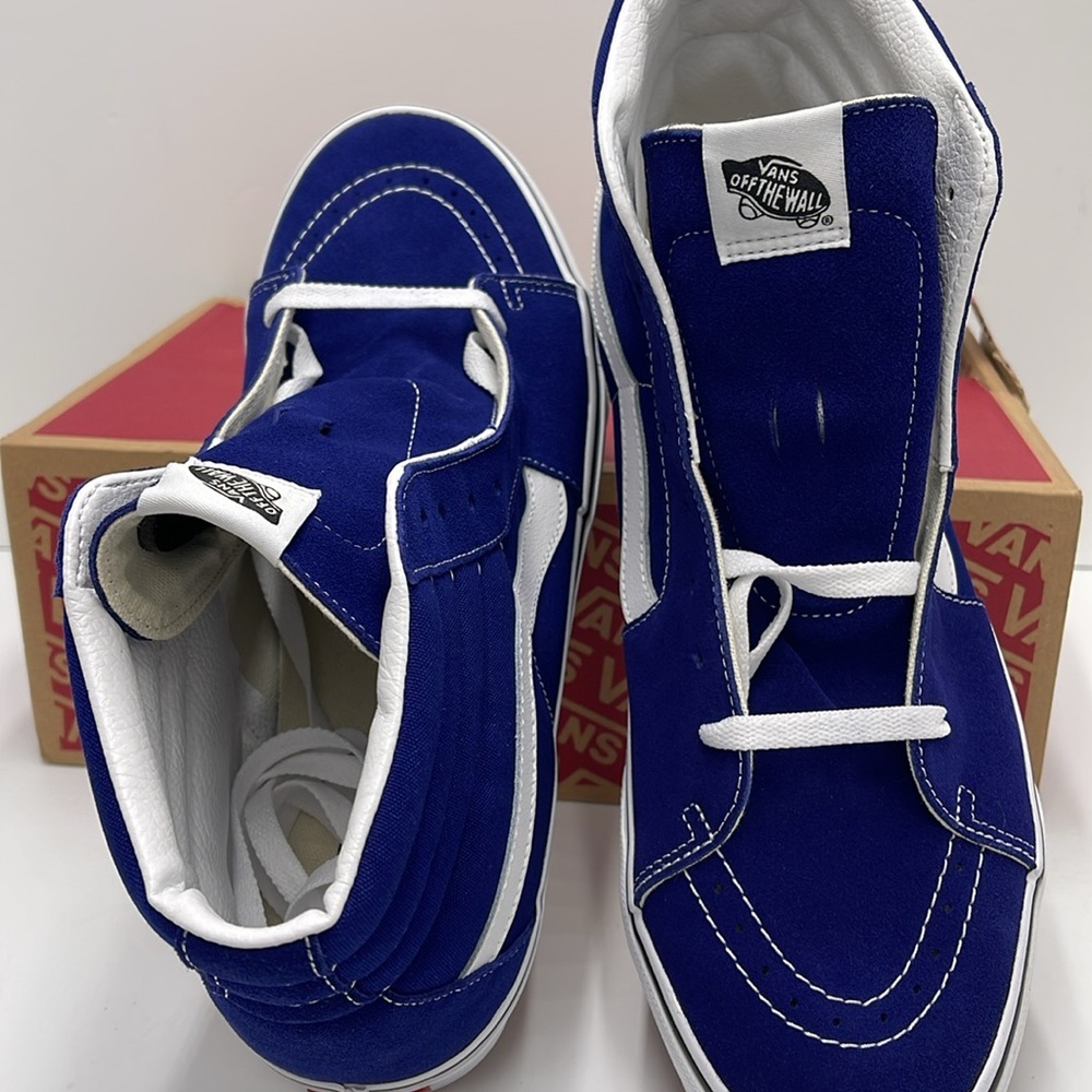 Vans Men’s Sk8-Hi Color Theory Beacon Blue
VN000D5IBYM
Sneakers - Picture 12 of 16